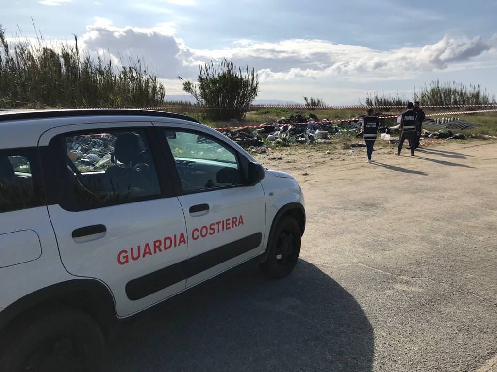 Discarica a cielo aperto tra Nicotera e Rosarno, sequestrata area di 1400 mq vicino al mare