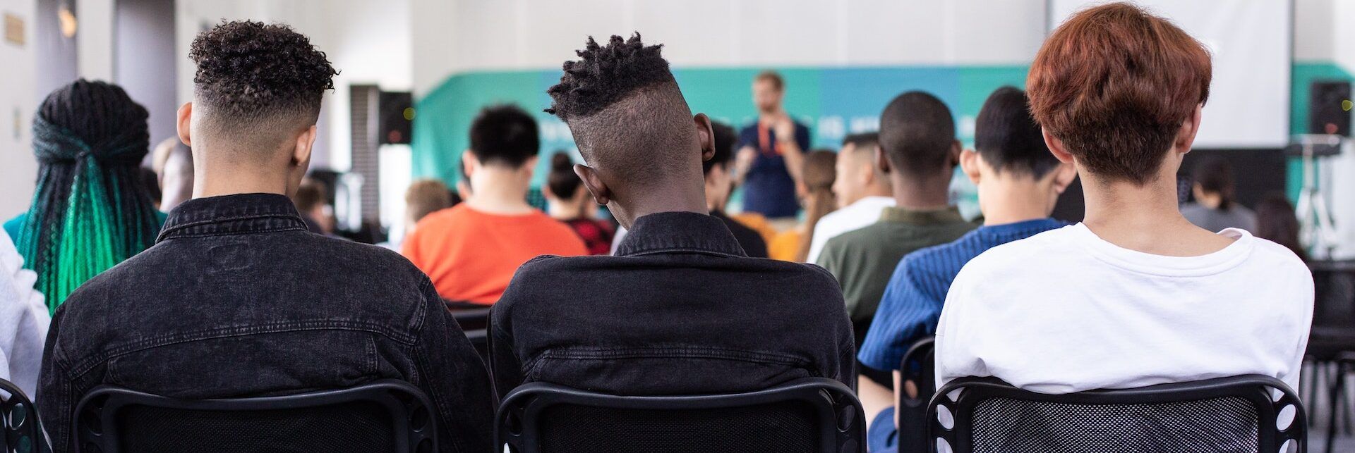 Alunni violenti a scuola, arriva la proposta del ministro: «Ai lavori sociali»