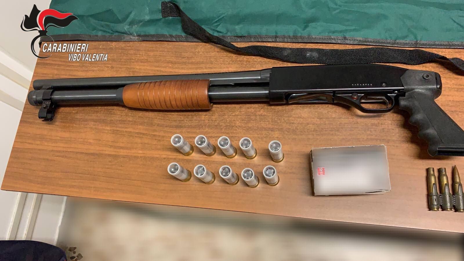 Vibo, aveva un fucile a pompa nello scantinato. Un arresto – VIDEO