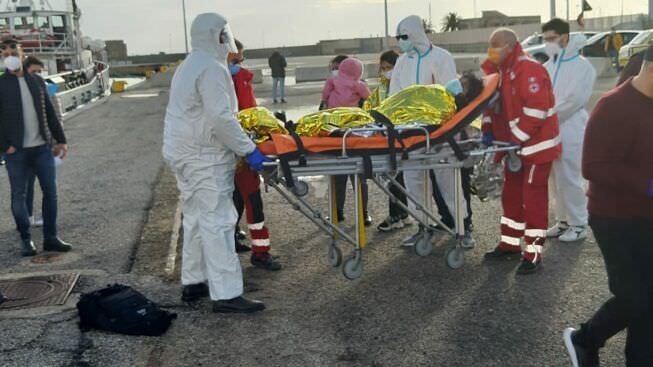 Soccorsi 72 migranti al largo di Crotone: tra loro 10 donne e 10 bambini