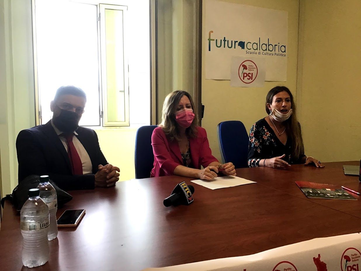 Il ritorno del Garofano e l’abbraccio con i renziani che non vogliono stare alla finestra