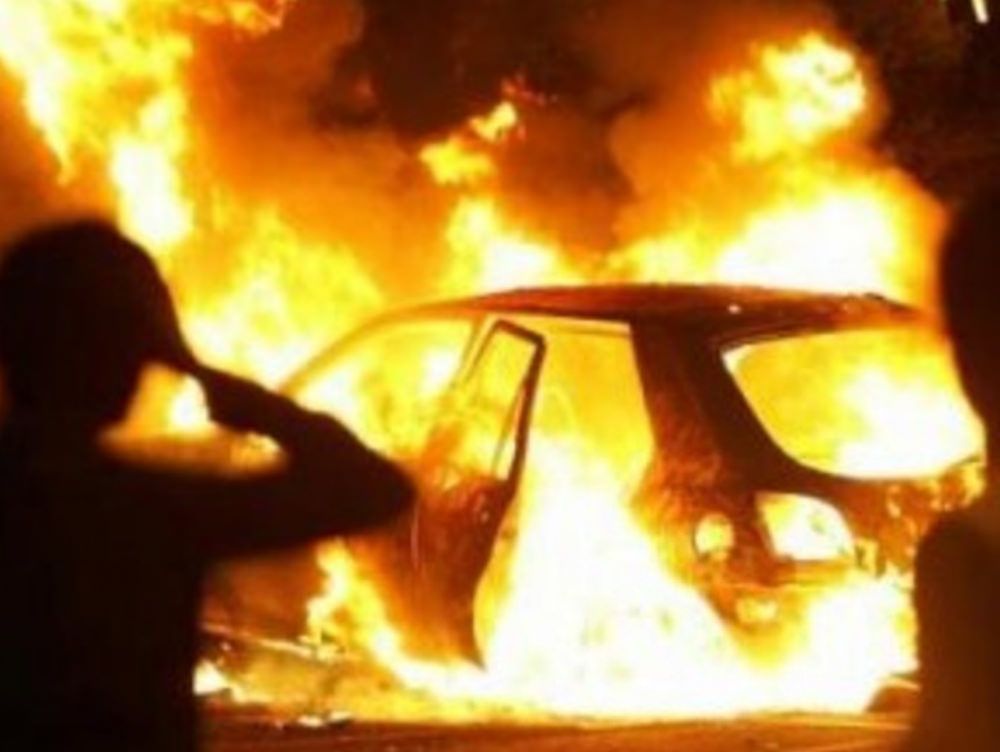 Incendia l`auto dell`ex moglie, arrestato