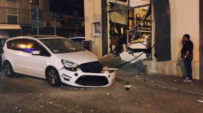 Lamezia, bomba contro negozio – IL VIDEO