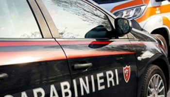 Accoltella sua sorella, poi precipita dalla finestra e muore