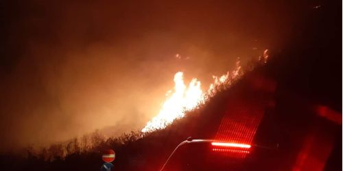 Fuscaldo, incendio vicino a una stazione di servizio