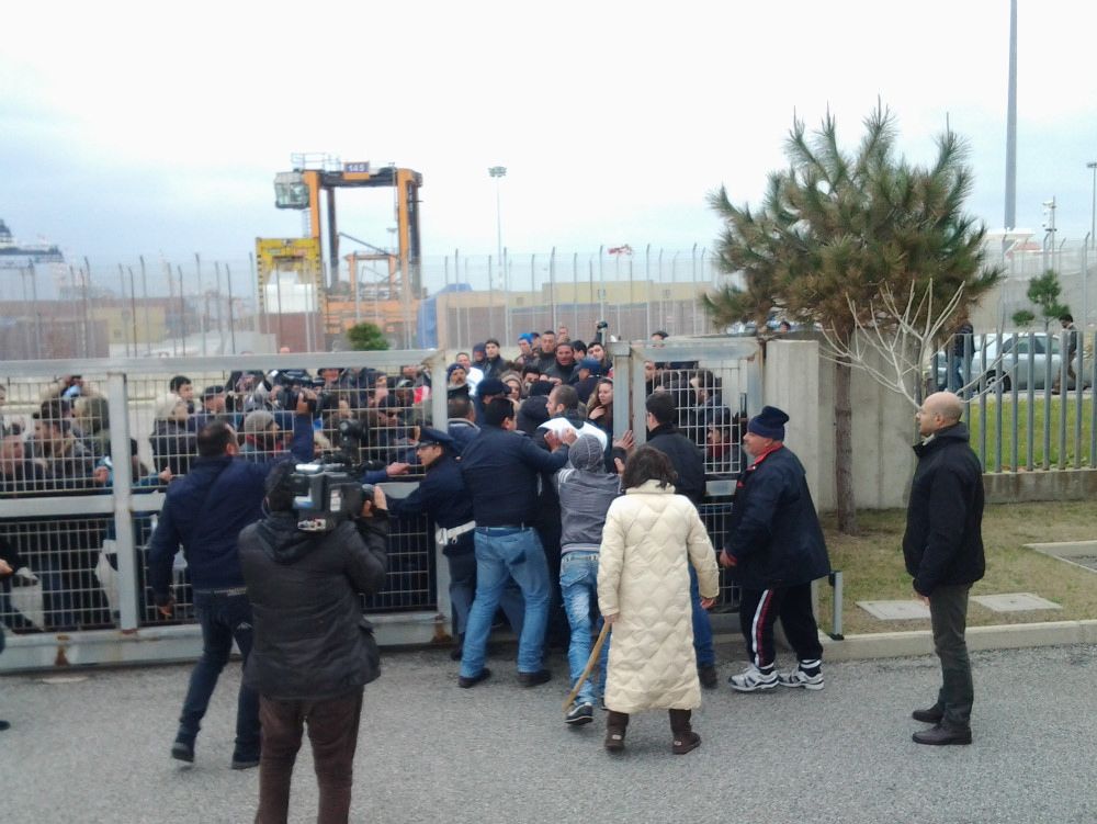 Rigassificatore, riunione sospesa In mattinata momenti di tensione