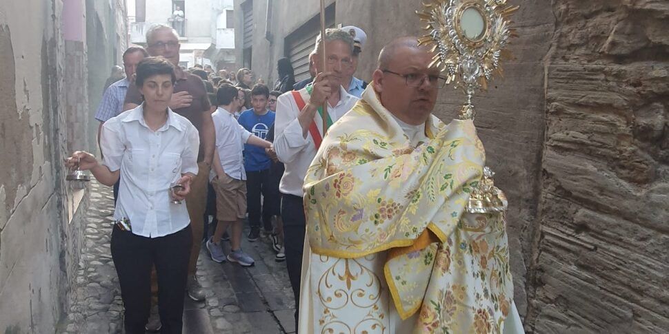 La processione si ferma sotto le case dei boss, parroco di Cirò rimosso dalla Curia