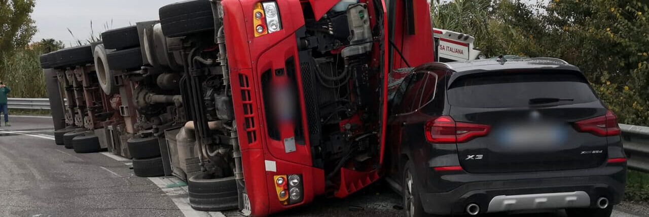 Tragedia nell’Anconetano, tir travolge ambulanza, morto autista e paziente