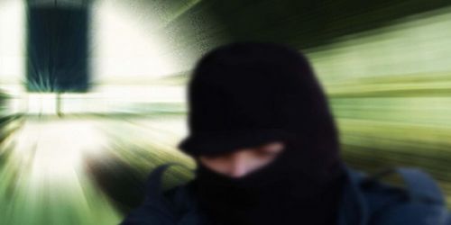 ladro rapinatore incappucciato