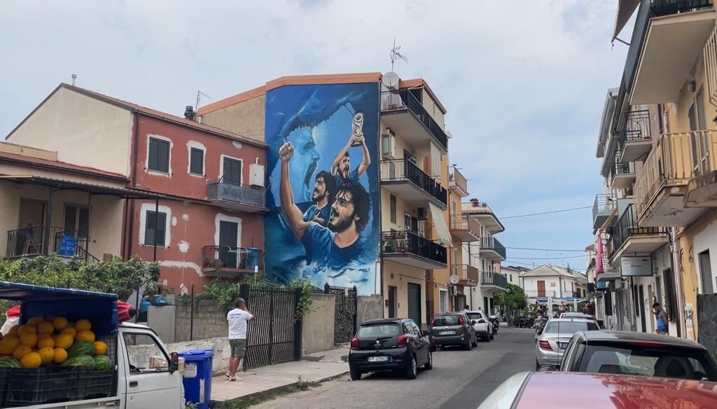 A Schiavonea un murales dedicato a Gattuso che ringrazia: «Un giorno staremo tutti insieme» – VIDEO