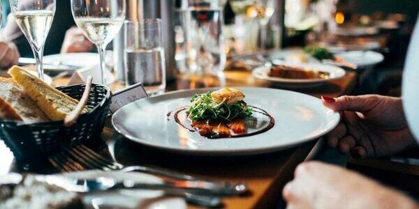 Mangiavano al ristorante nonostante il divieto, chiuso locale a Rende