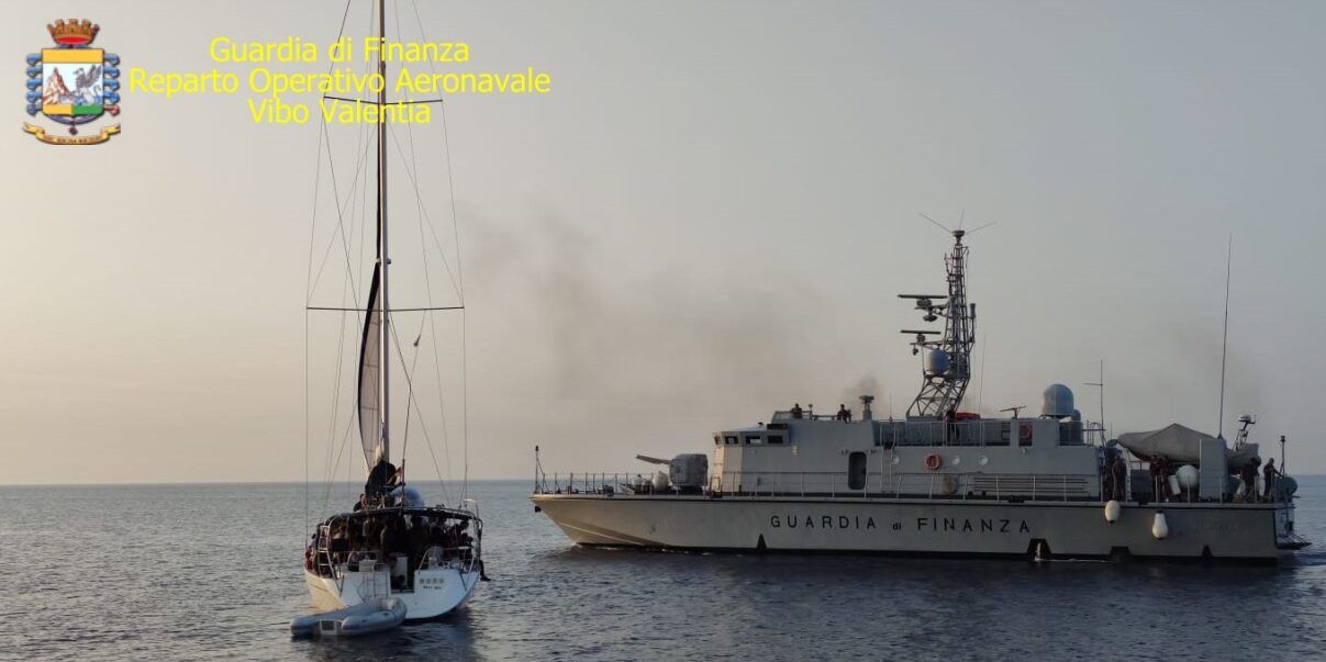 Nuovo sbarco nella Locride: 95 migranti approdano a Roccella Jonica – FOTO