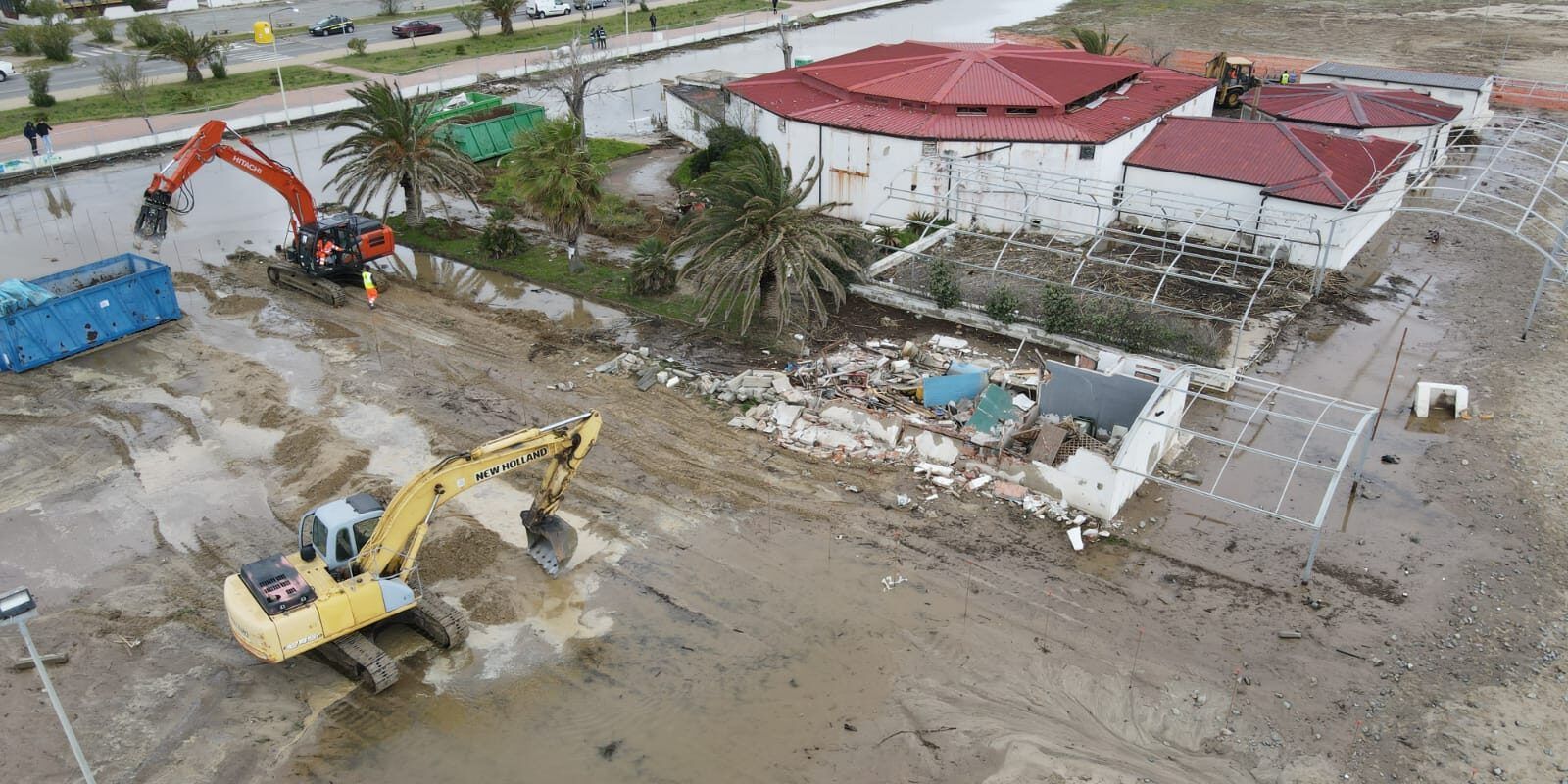 Corigliano Rossano, iniziate le operazioni di demolizione dell’ex Lido Nettuno – FOTO
