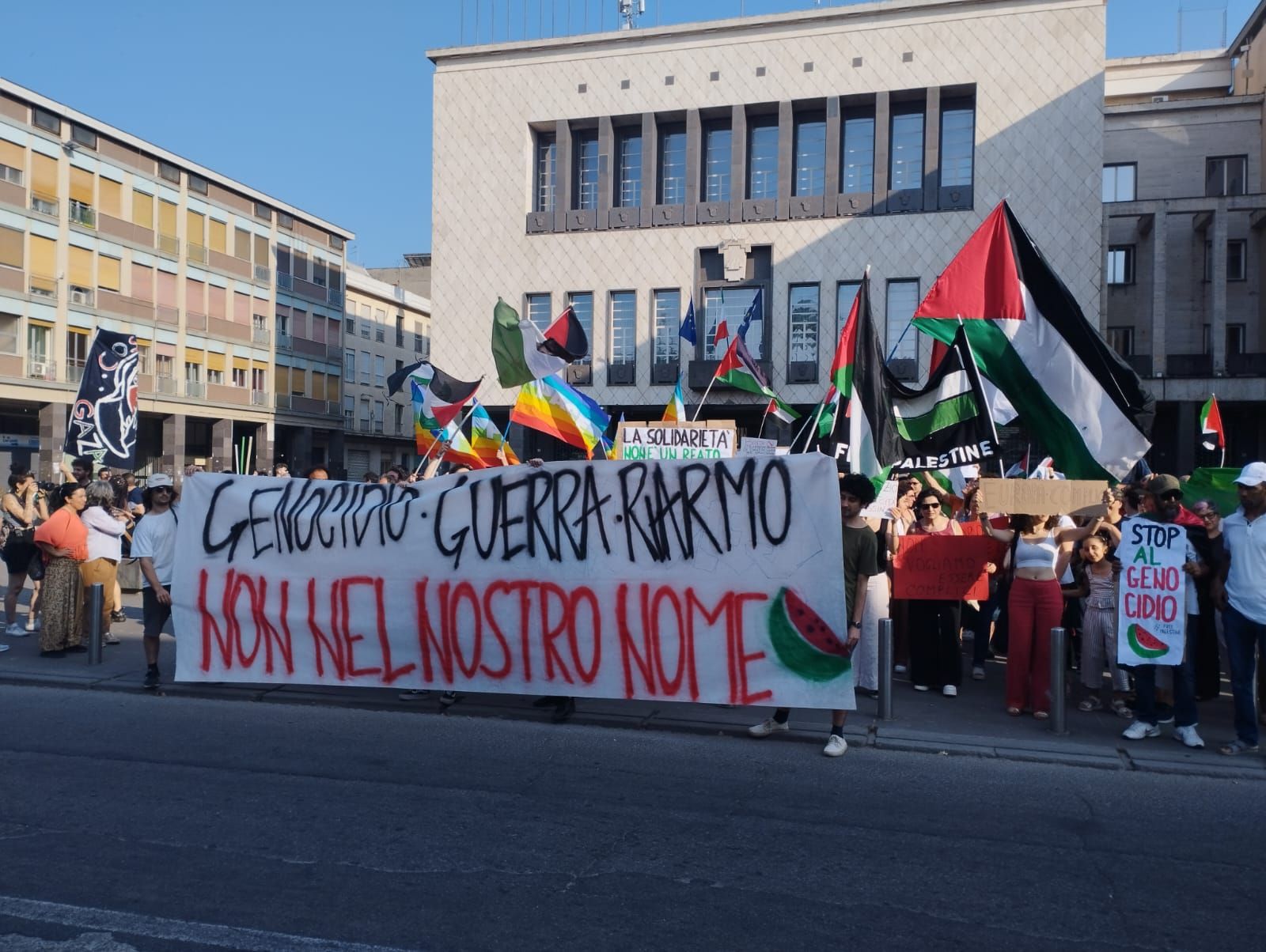 Le bandiere palestinesi invadono Cosenza: in centinaia al corteo per Gaza – FOTO E VIDEO