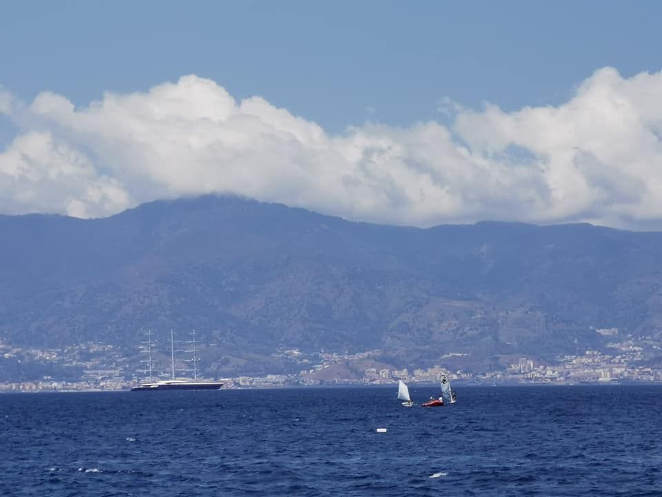 La Black Pearl nello Stretto di Messina: la barca a vela più grande del mondo