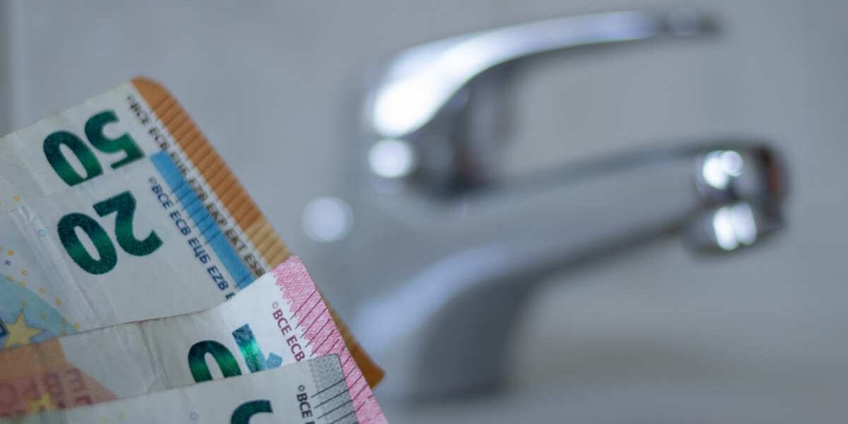 Acqua, dal 2016 al 2024 la tariffa per una famiglia media cresce del +40%, a Catanzaro del +65%