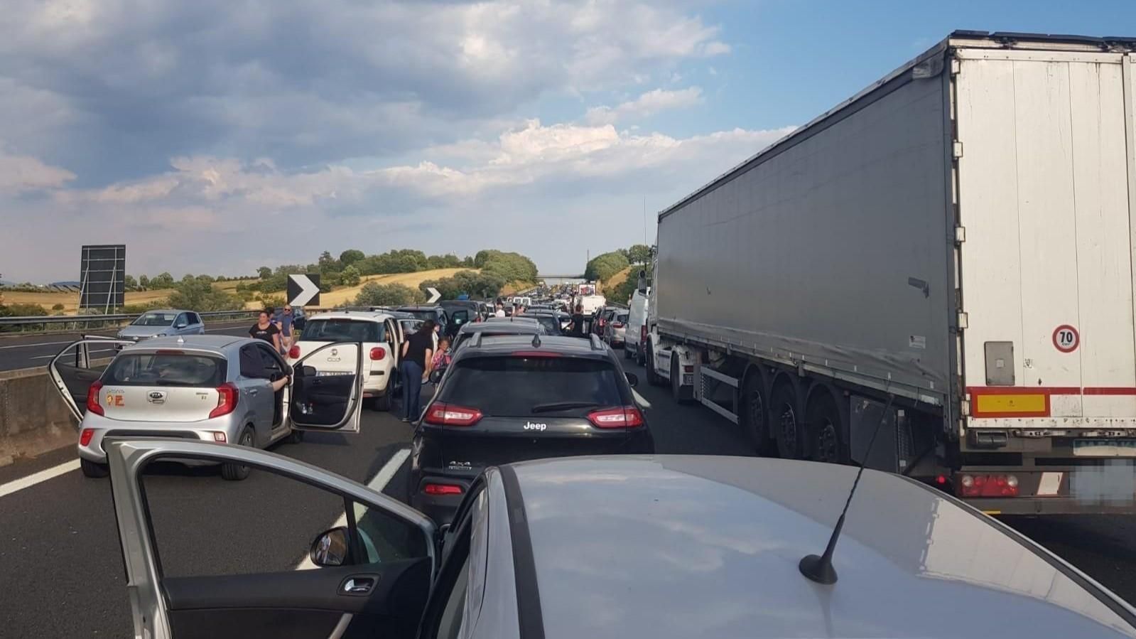 Blocca il treno ad Alta velocità e lancia sassi sull’A1, fermato