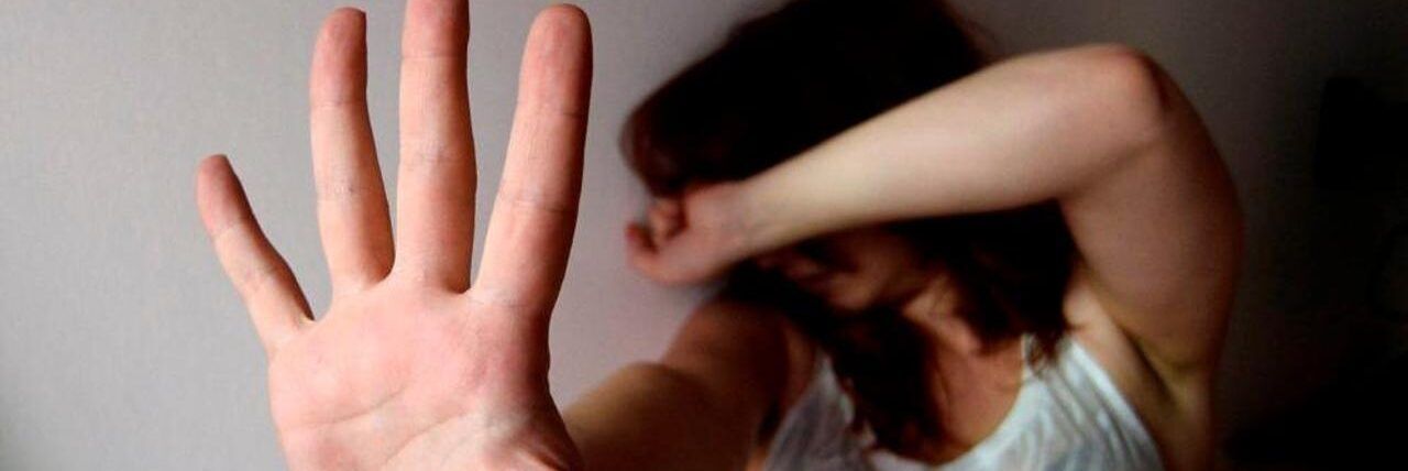 Ai domiciliari perseguita l’ex. Lei teme altre violenze e si toglie la vita