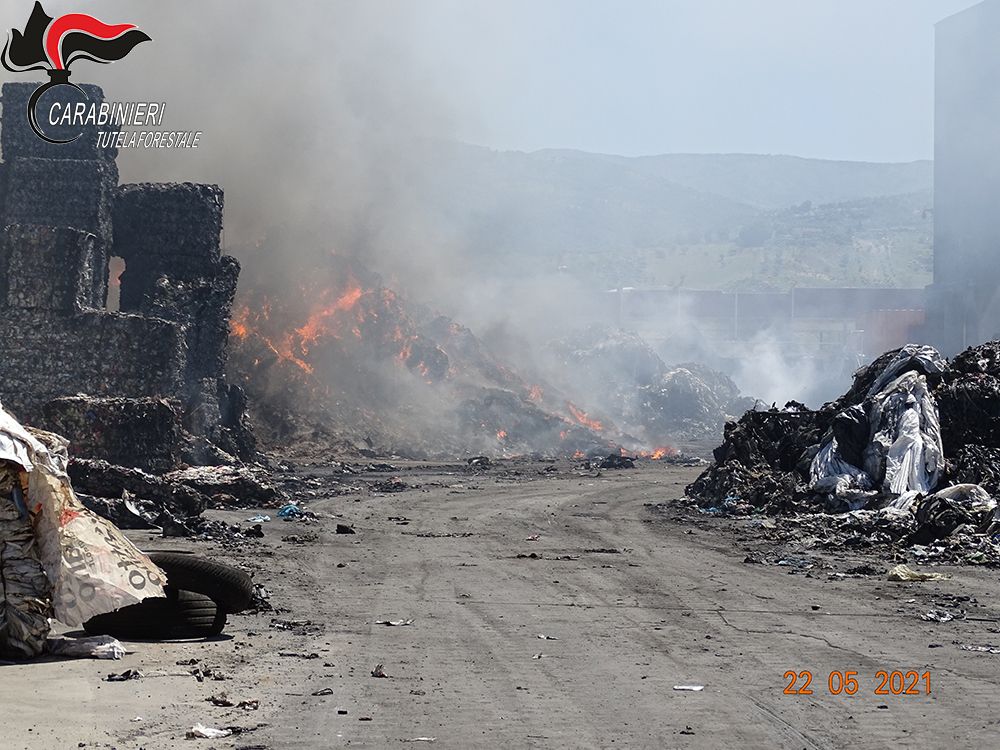 Incendio alla Calabra Maceri, indagato l’amministratore – FOTO