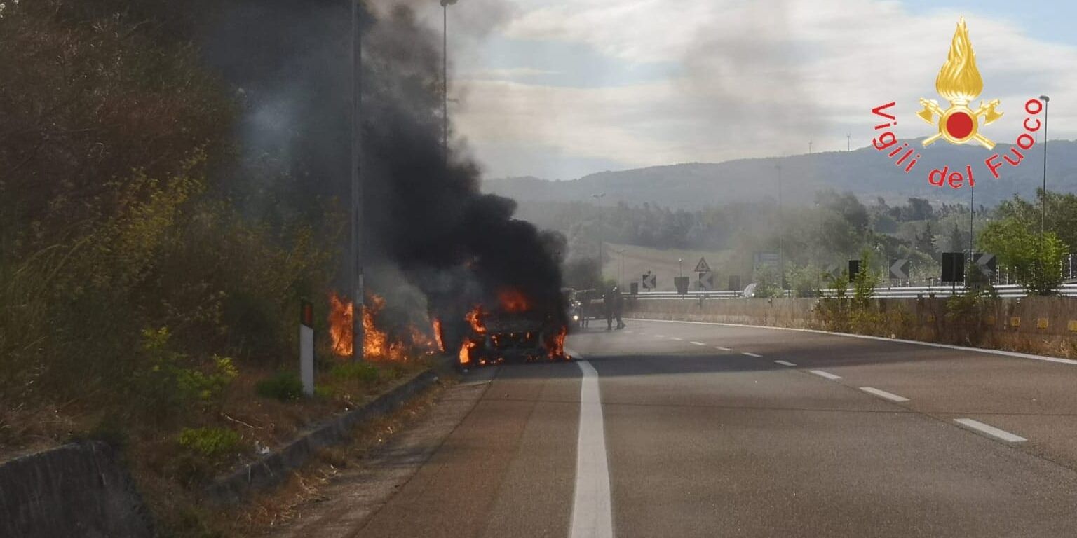Autofurgone in fiamme sulla Due Mari, in azione i vigili del fuoco  – VIDEO