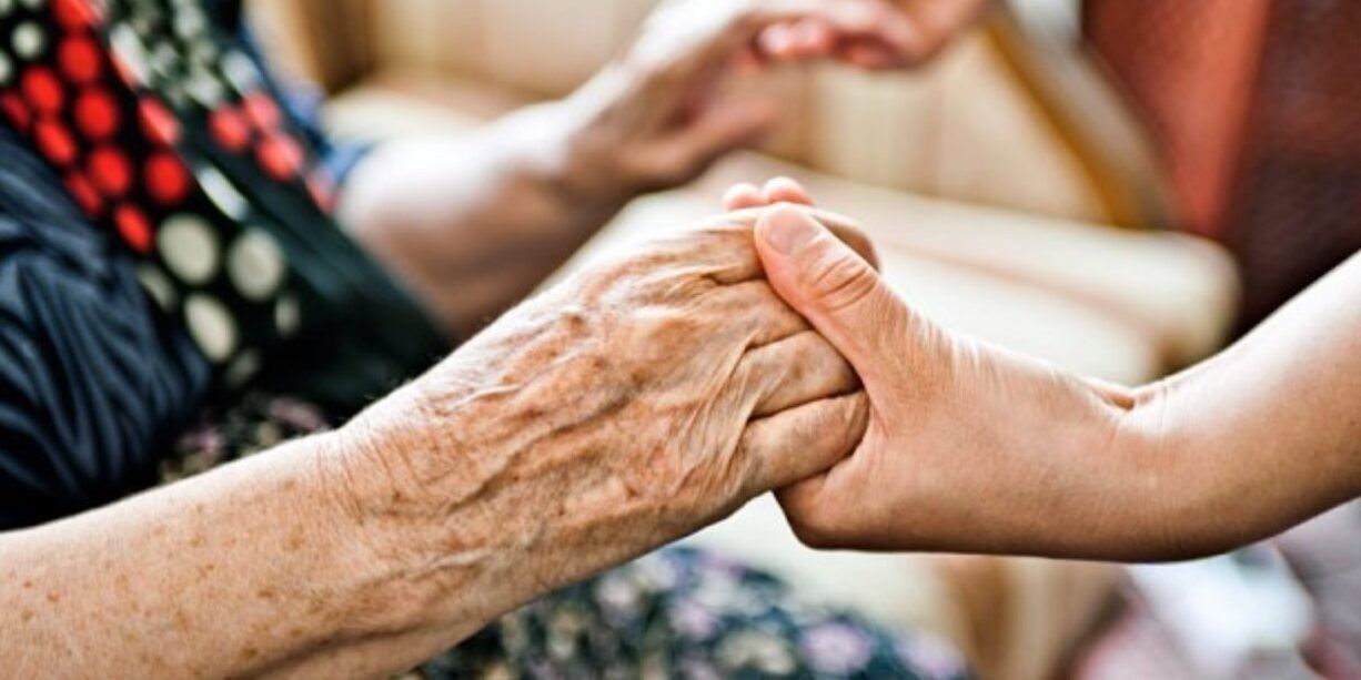 Farmaci e anziani: oltre 3 dosi al giorno. Quando seguire la cura diventa difficile