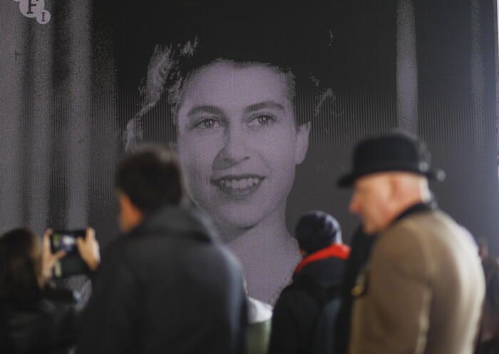 Fiume di gente per l’omaggio alla regina Elisabetta. Carlo III riceve i leader