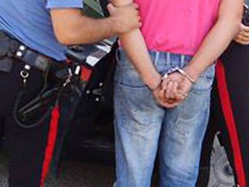 Minaccia e molesta una coppia, arrestato 36enne