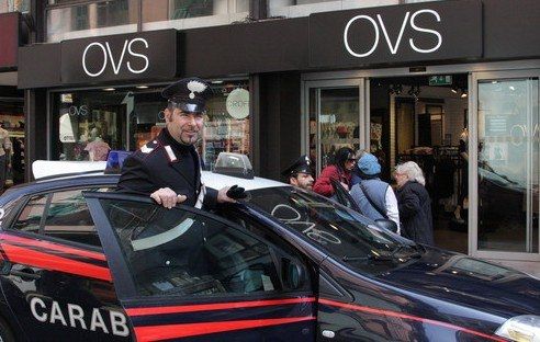 Ruba vestiti dai negozi del centro, arrestata