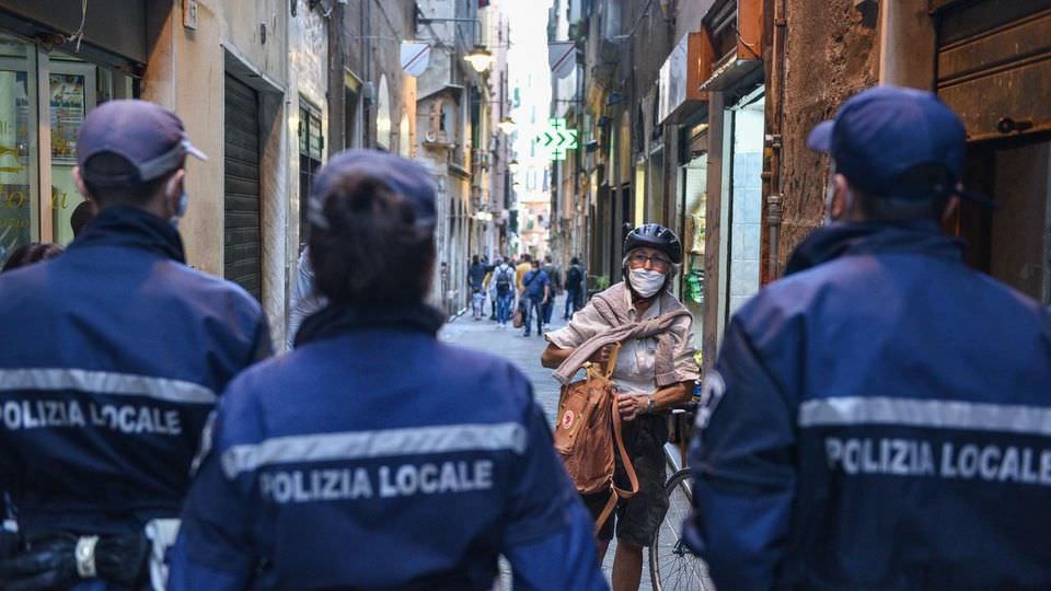 «Vaccini alle forze dell'ordine tra sei mesi: ritardo illogico»