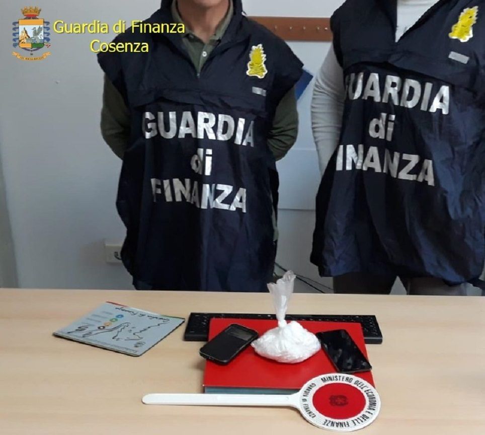 Cosenza, arrestato pusher con il reddito di cittadinanza
