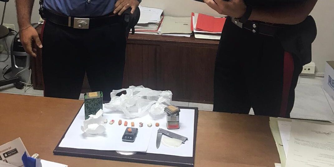 Spaccio a Trebisacce, insospettabile 21enne con la droga a casa: arrestato