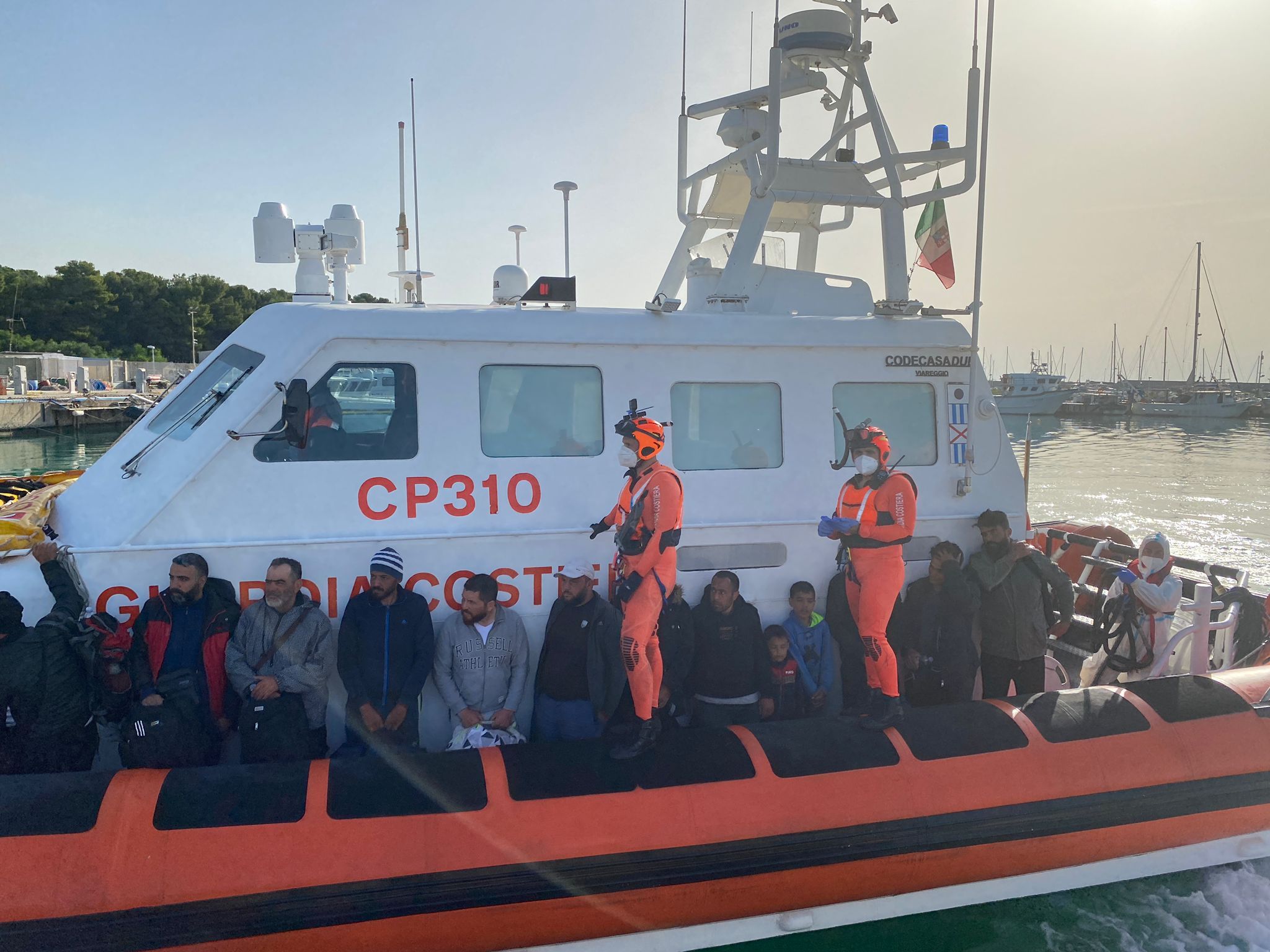 Roccella Jonica, 102 migranti sbarcano nel porto