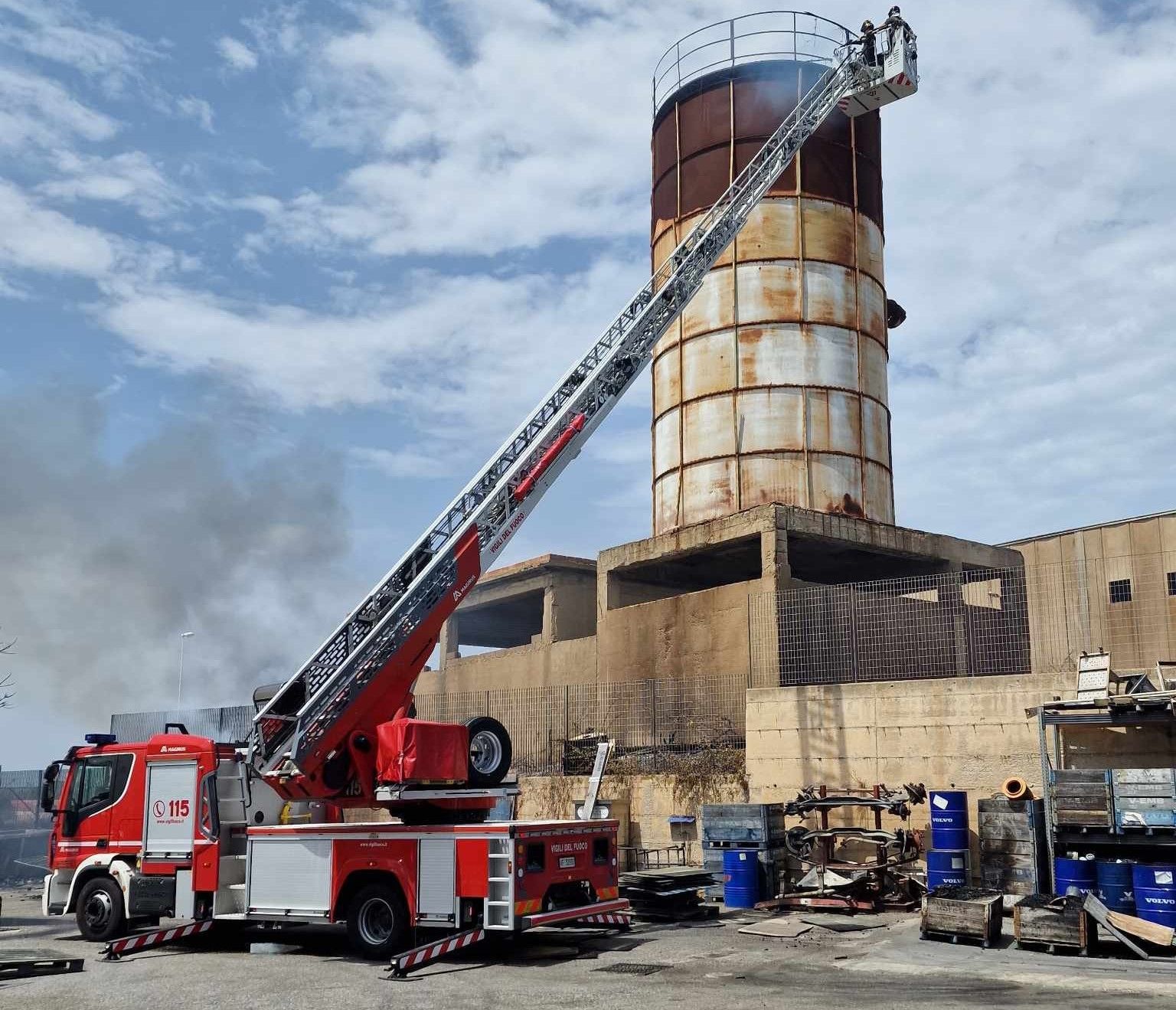 Incendio di sterpaglie si propaga all’interno di una concessionaria, vigili del fuoco in azione – VIDEO
