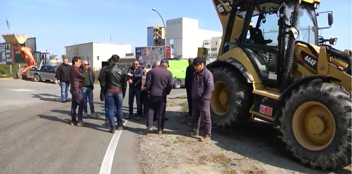 Senza stipendi da mesi, scatta la protesta dei dipendenti Corap di Crotone