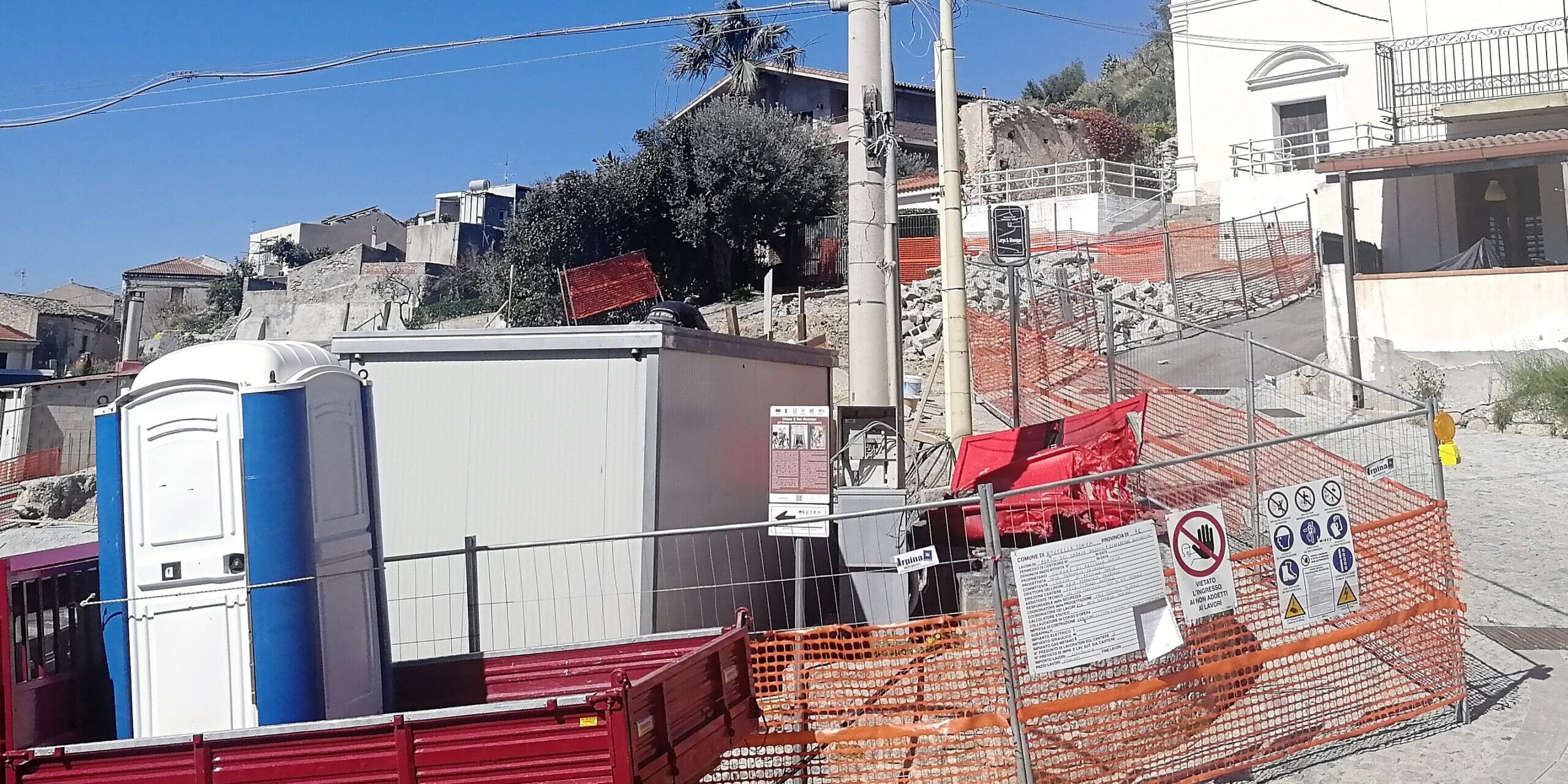 Incendio in un cantiere edile di Roccella Jonica. Il sindaco: «Ferma condanna» – FOTO