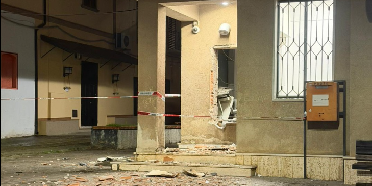 Assalto con esplosivo all’ufficio postale di Cassano allo Ionio, Atm sradicato