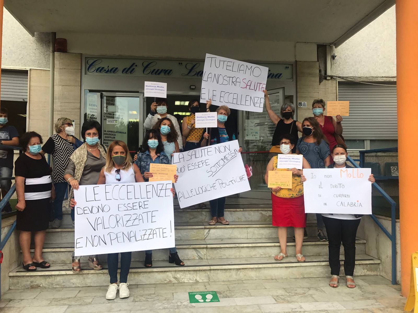 Cosenza, scatta la protesta contro lo stop degli interventi alla mammella in strutture convenzionate