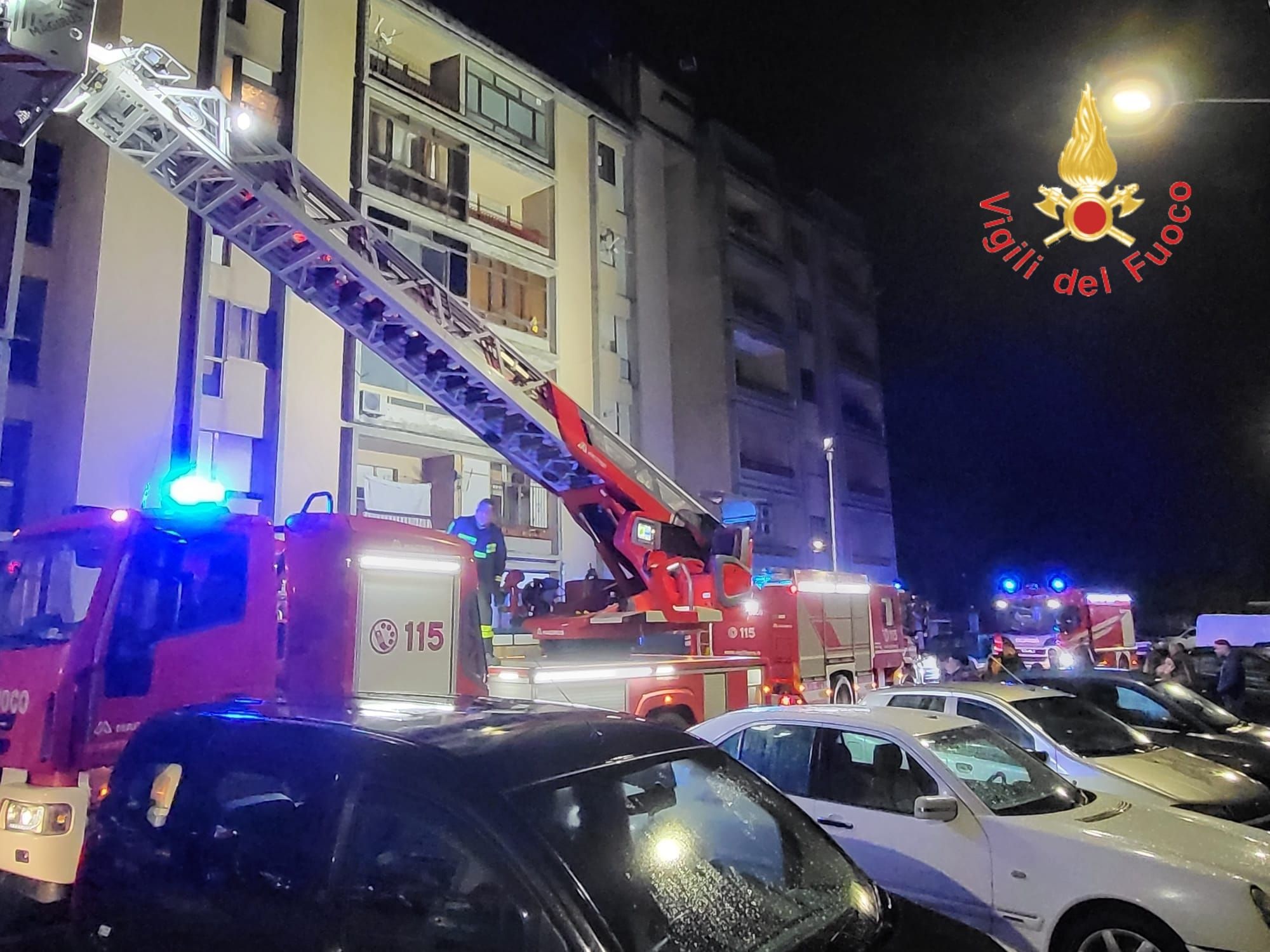 Appartamento in fiamme a Sellia Marina, salvo il proprietario – FOTO
