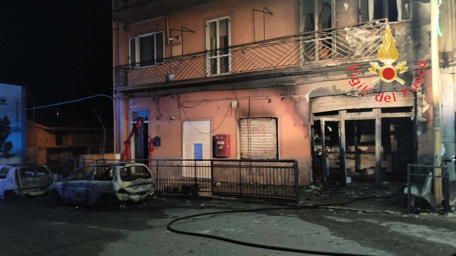 Mandatoriccio, in fiamme l’ufficio postale e due auto