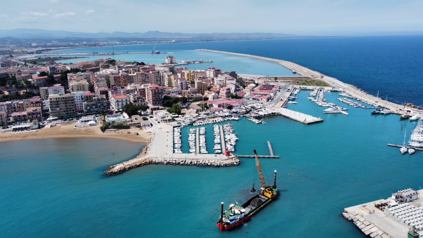 Completate le operazioni di livellamento dell’accesso al porto vecchio di Crotone – FOTO