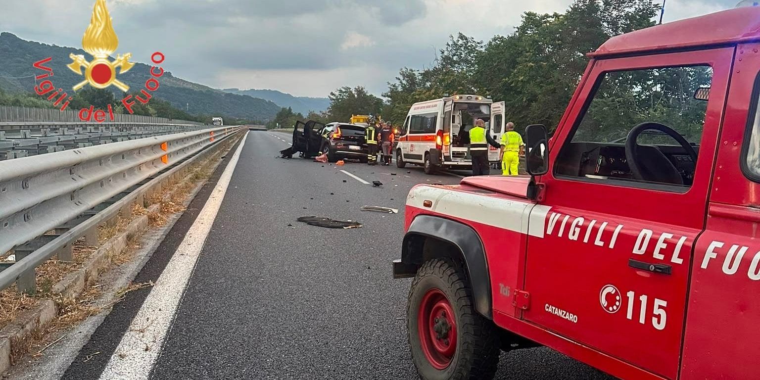 Scontro tra auto e furgone sull’A2, quattro feriti e traffico in tilt
