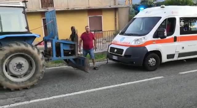 Trattore traina ambulanza a Chiaravalle, «scene scoraggianti, la sanità boccheggia»