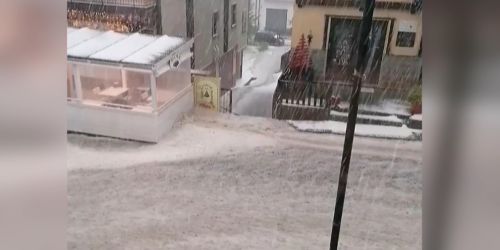 Maxi grandinata, il corso di Camigliatello si trasforma in un torrente - VIDEO