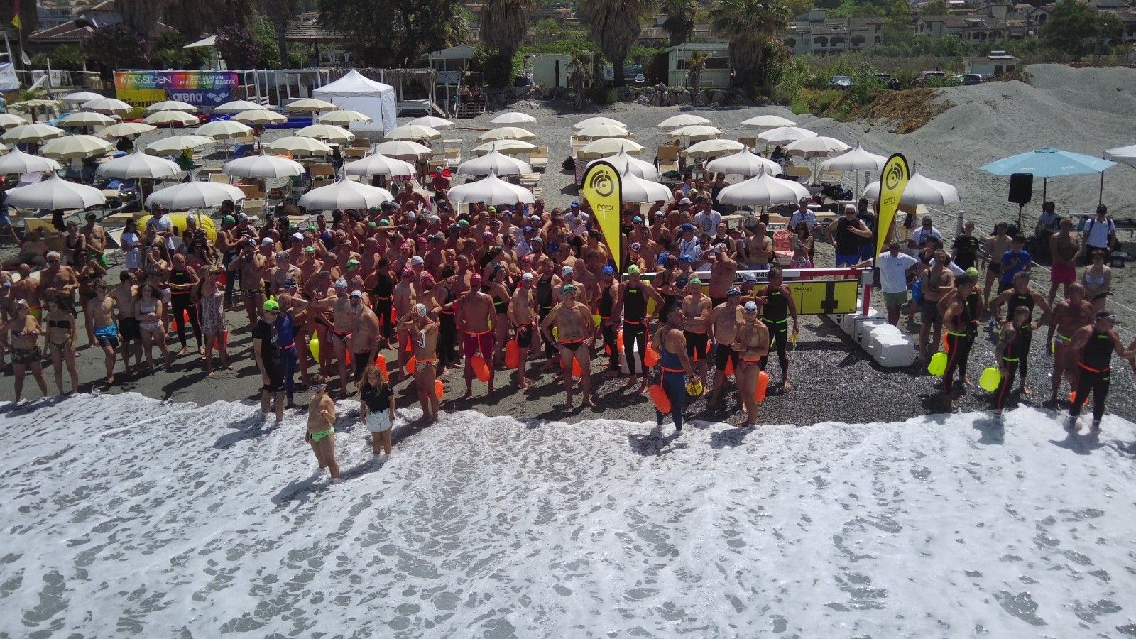 Assalto a Cirella, una domenica di nuoto sfidando le onde tra socialità e inclusione – FOTO e RISULTATI