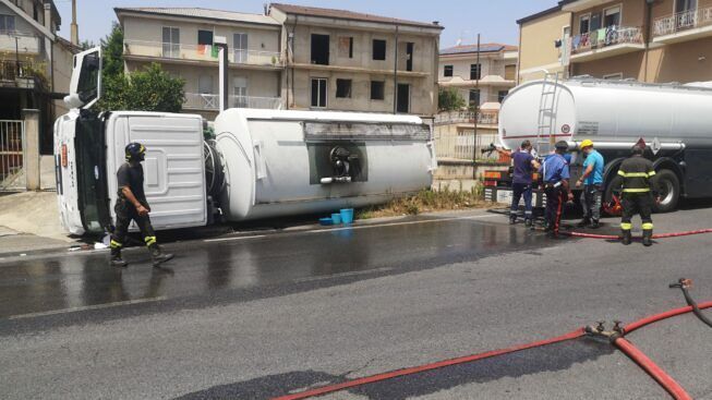 Vibo Valentia, cede il manto stradale: autocisterna si ribalta