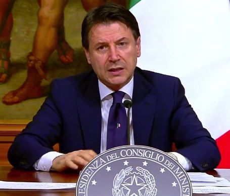 Stop a feste private, calcetto e gite. Il premier Conte firma nella notte il nuovo Dpcm