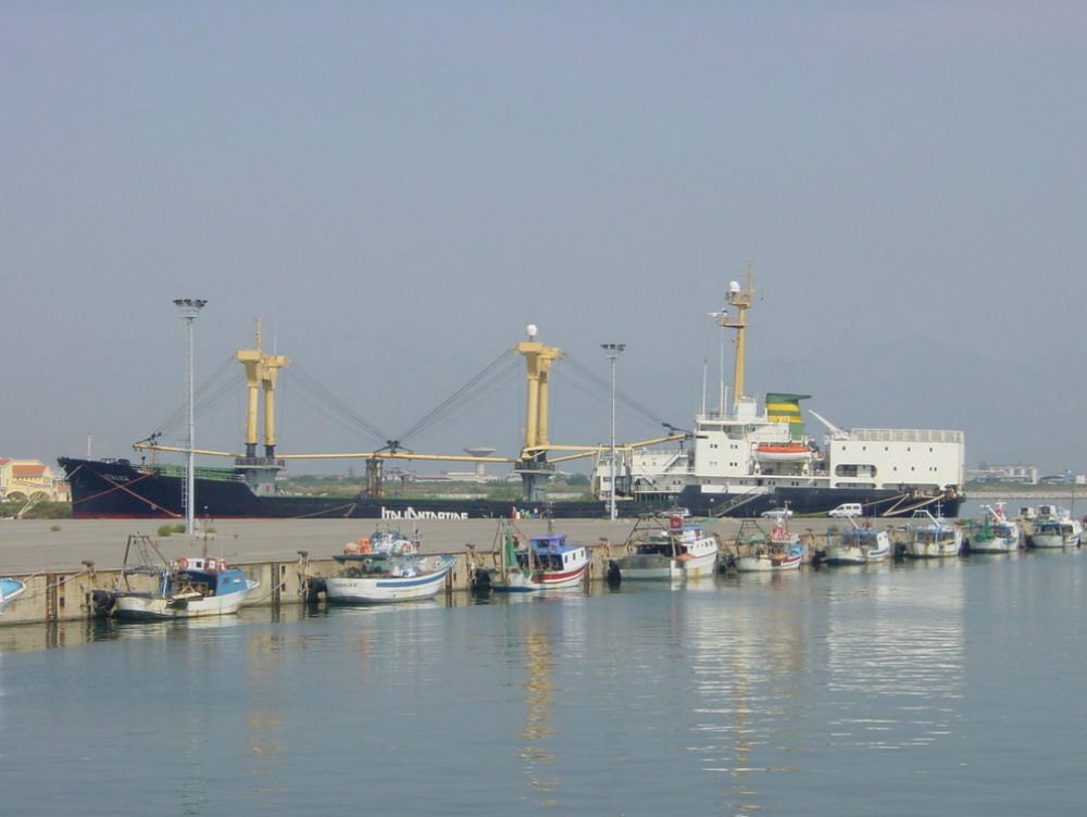 Rifiuti a Schiavonea, il popolo del "no" in piazza