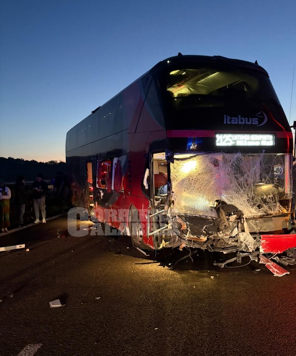 Pullman sfonda il guardrail sull’A2 e invade la corsia opposta: paura tra Rosarno e Mileto – FOTO