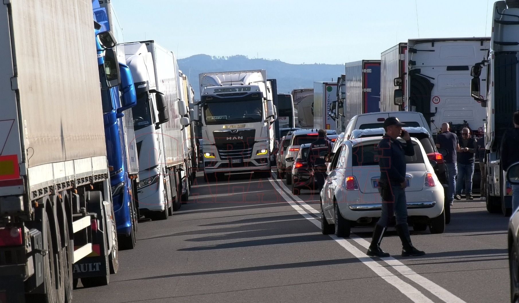 Protesta dei Tir in Calabria, Laudari: «Da domani fermi anche i camion che arrivano dal Nord» – FOTO E VIDEO