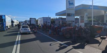 Protesta dei Tir, mezzi pesanti schierati nei pressi dell’aeroporto di Lamezia – FOTO E VIDEO